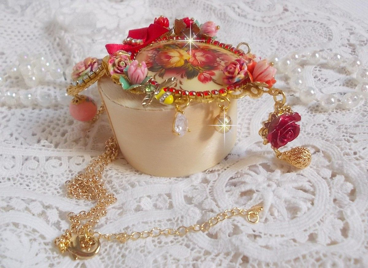 Collier artisanal Roseraie Provençale avec roses et nœud rouge.