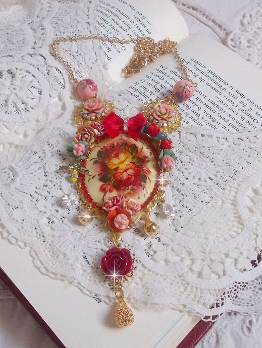 Collier artisanal Roseraie Provençale avec roses et nœud rouge.