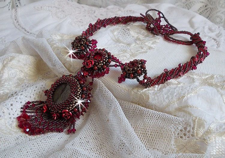 Collier Rubby One brod&eacute;  avec un cabochon en c&eacute;ramique de couleur Gris/Marron &agrave; laquelle s'ajoute des cabochons ronds en Cristal Siam, rocailles Bronze, toupies Light Rose et Rubby avec fermoir en T