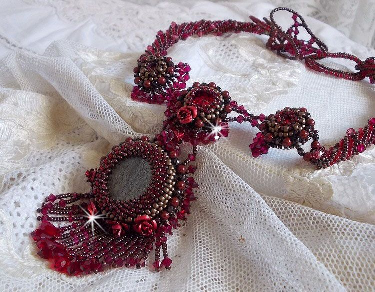 Collier Rubby One brod&eacute;  avec un cabochon en c&eacute;ramique de couleur Gris/Marron &agrave; laquelle s'ajoute des cabochons ronds en Cristal Siam, rocailles Bronze, toupies Light Rose et Rubby avec fermoir en T