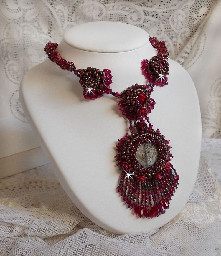 Collier Rubby One brod&eacute;  avec un cabochon en c&eacute;ramique de couleur Gris/Marron &agrave; laquelle s'ajoute des cabochons ronds en Cristal Siam, rocailles Bronze, toupies Light Rose et Rubby avec fermoir en T
