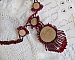 Collier Rubby One brod&eacute;  avec un cabochon en c&eacute;ramique de couleur Gris/Marron &agrave; laquelle s'ajoute des cabochons ronds en Cristal Siam, rocailles Bronze, toupies Light Rose et Rubby avec fermoir en T
