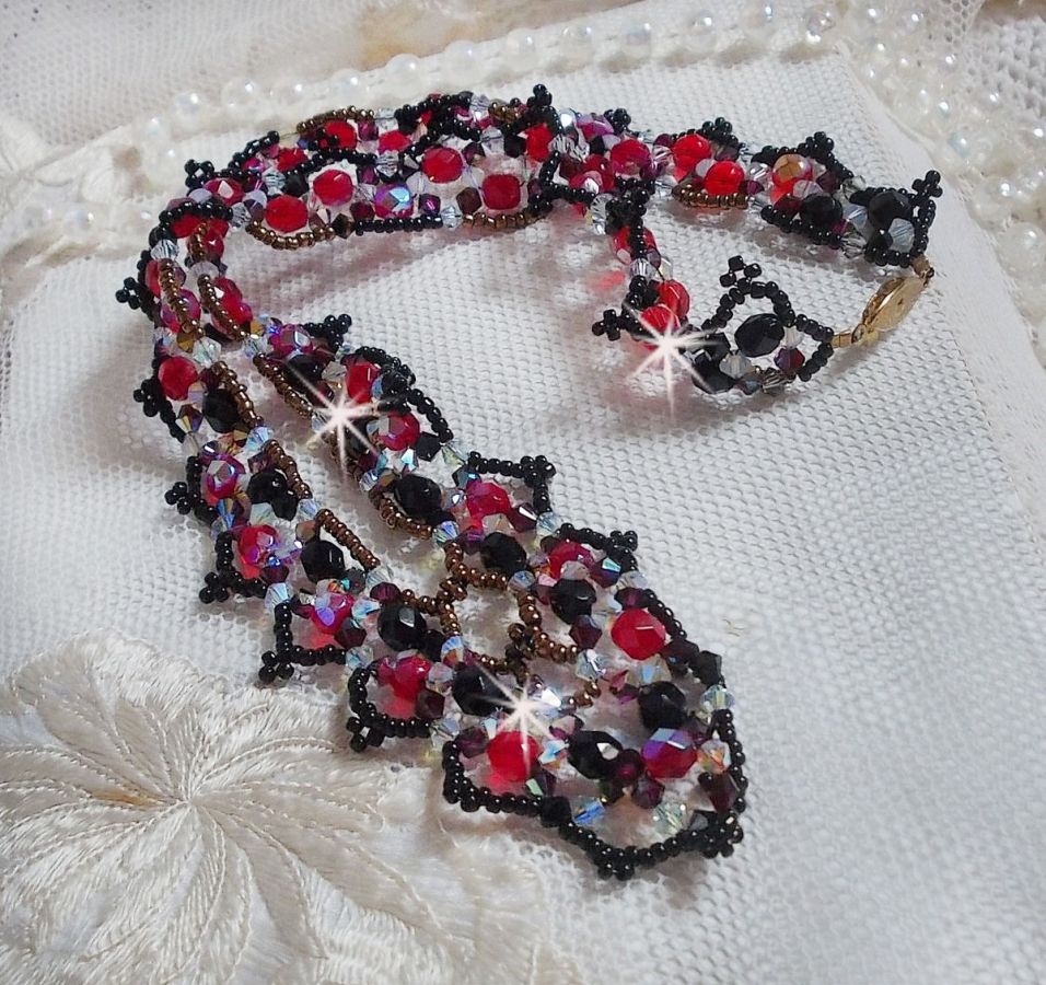 Collier Ruby and Black avec des facettes et des toupies en cristal de Swarovski