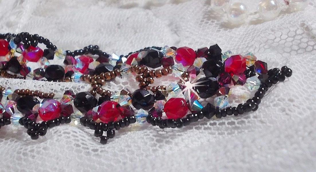 Collier Ruby and Black avec des facettes et des toupies en cristal de Swarovski