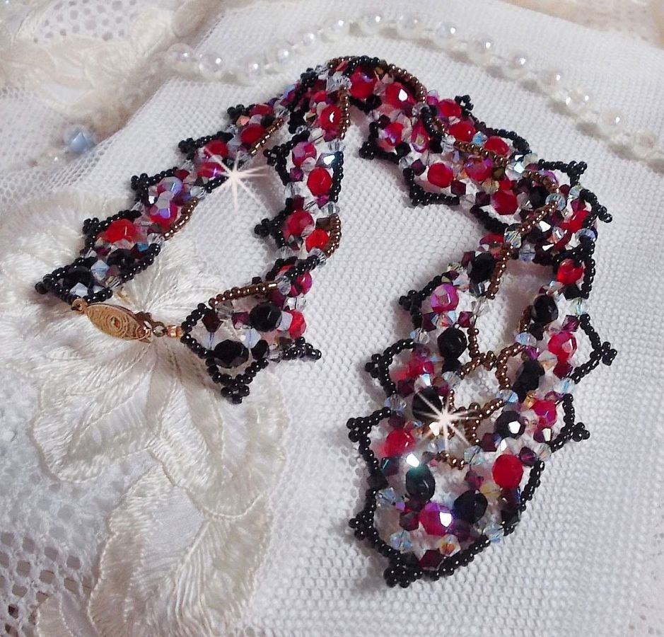 Collier Ruby and Black avec des facettes et des toupies en cristal de Swarovski