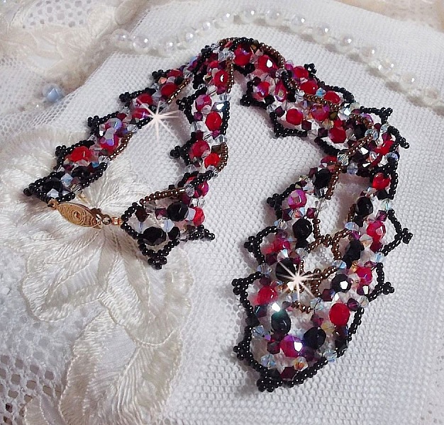 Collier Ruby and Black avec des facettes et des toupies en cristal de Swarovski