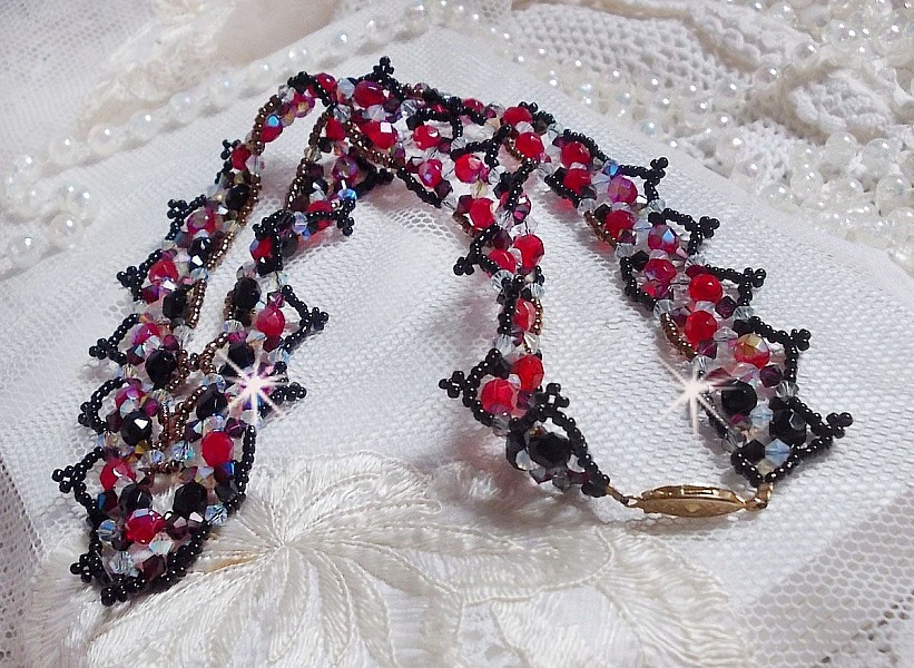 Collier Ruby and Black avec des facettes et des toupies en cristal de Swarovski