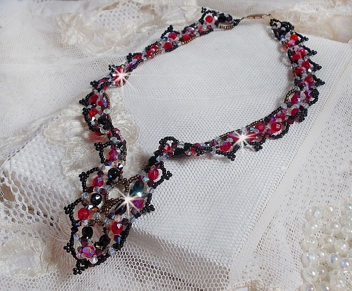 Collier Ruby and Black avec des facettes et des toupies en cristal de Swarovski