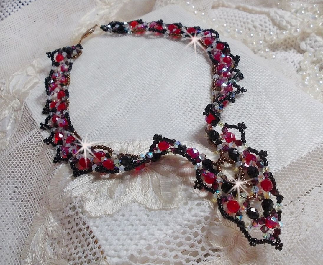 Collier Ruby and Black avec des facettes et des toupies en cristal de Swarovski