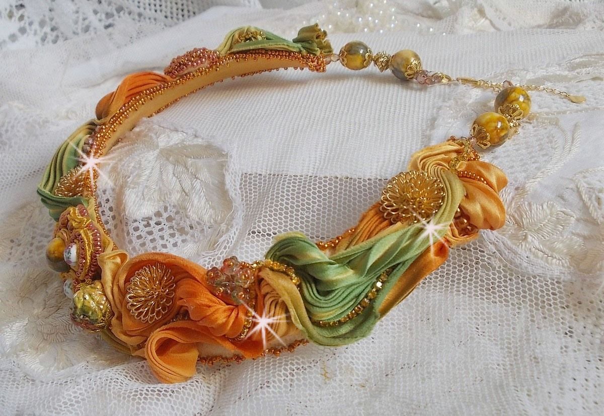Collier Rumba Haute-Couture brod&eacute; avec un Shibori de soie, de la soutache et des cristaux de Swaroski