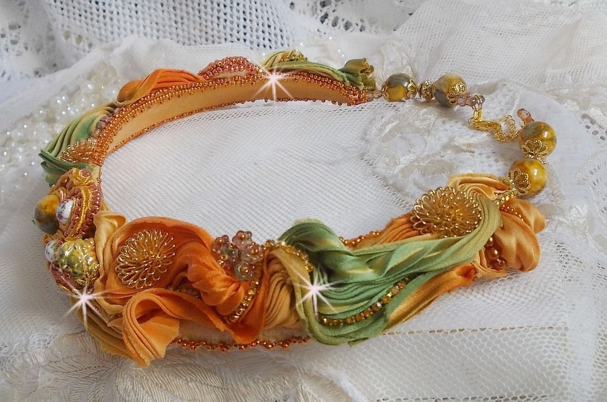 Collier Rumba Haute-Couture brod&eacute; avec un Shibori de soie, de la soutache et des cristaux de Swaroski