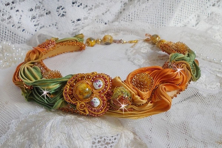 Collier Rumba Haute-Couture brod&eacute; avec un Shibori de soie, de la soutache et des cristaux de Swaroski