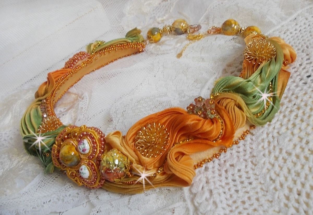 Collier Rumba Haute-Couture brod&eacute; avec un Shibori de soie, de la soutache et des cristaux de Swaroski