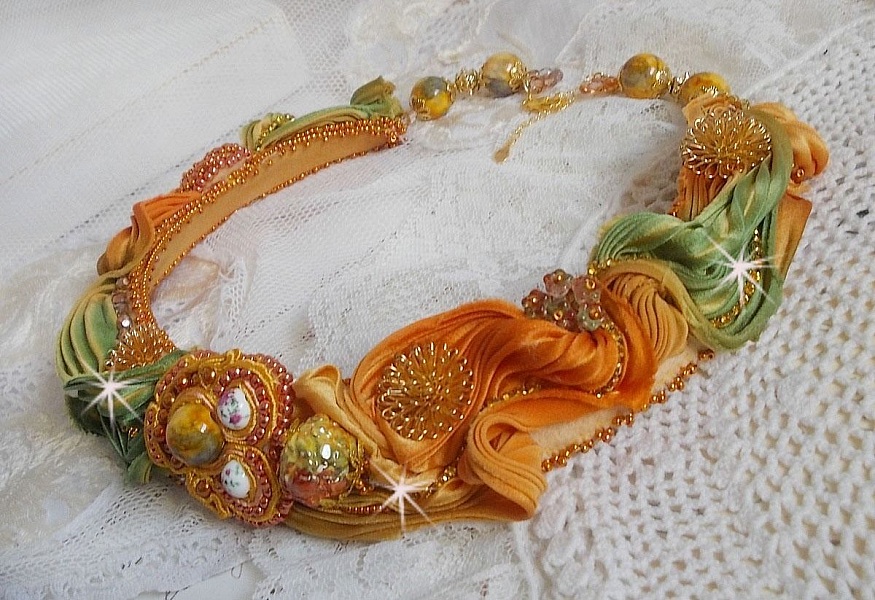 Collier Rumba Haute-Couture brod&eacute; avec un Shibori de soie, de la soutache et des cristaux de Swaroski