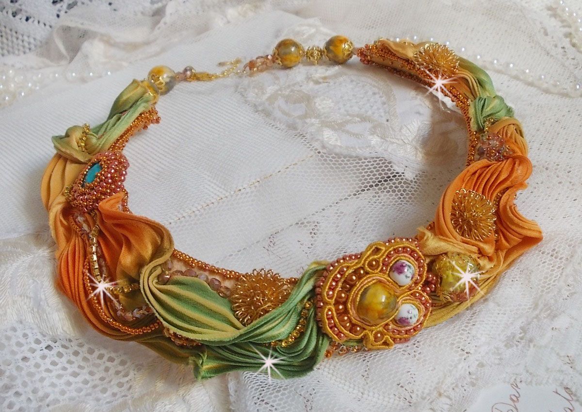 Collier Rumba Haute-Couture brod&eacute; avec un Shibori de soie, de la soutache et des cristaux de Swaroski