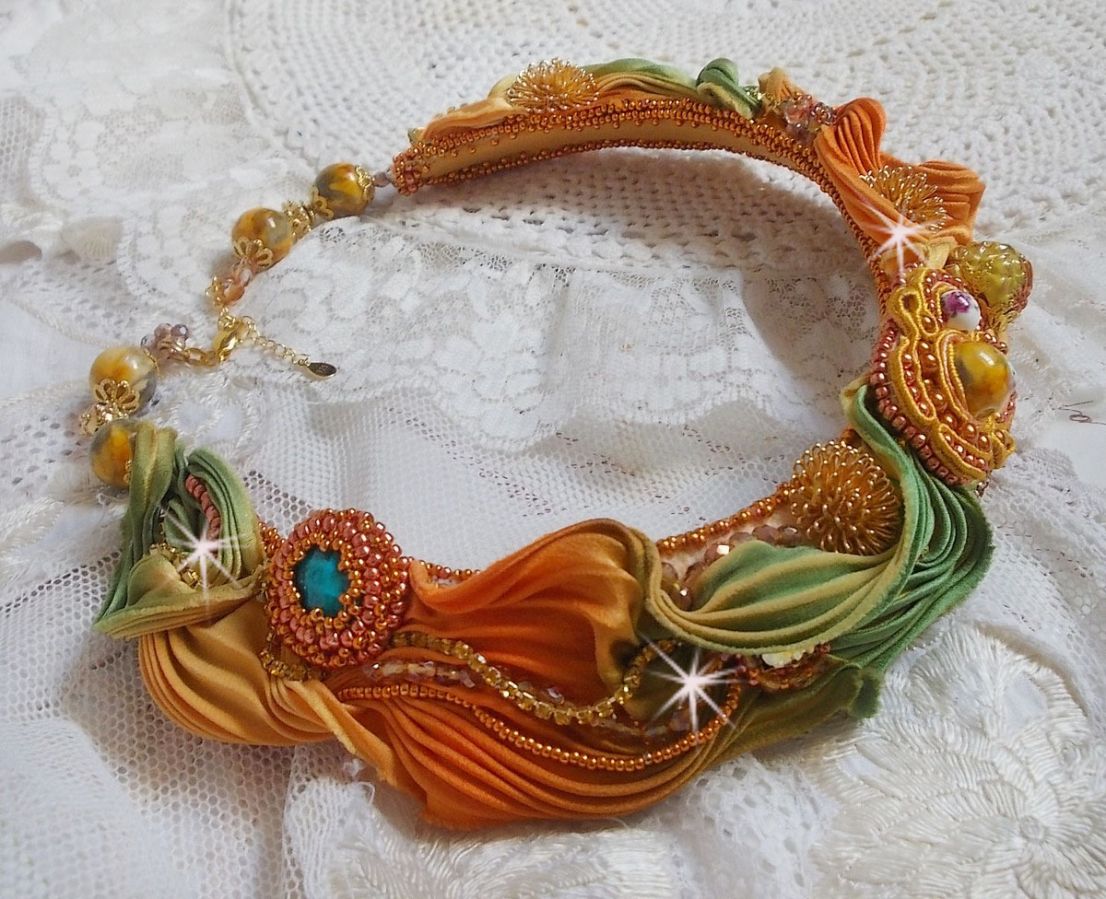 Collier Rumba Haute-Couture brod&eacute; avec un Shibori de soie, de la soutache et des cristaux de Swaroski