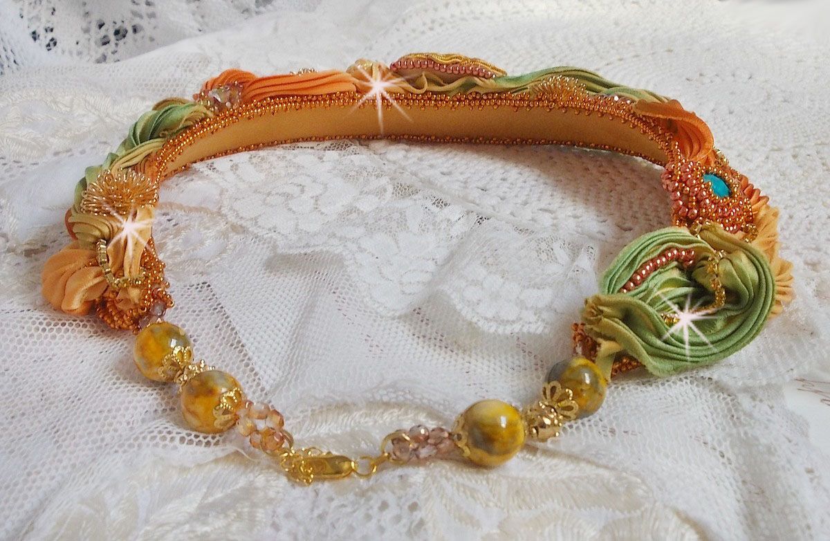 Collier Rumba Haute-Couture brod&eacute; avec un Shibori de soie, de la soutache et des cristaux de Swaroski