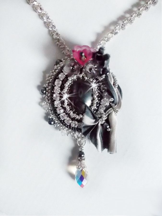 Collier R&ecirc;ves d'un Soir cr&eacute;e avec un ruban de Soie Gris et Blanc; des fleurs Lucite, des cristaux et des Rocailles 