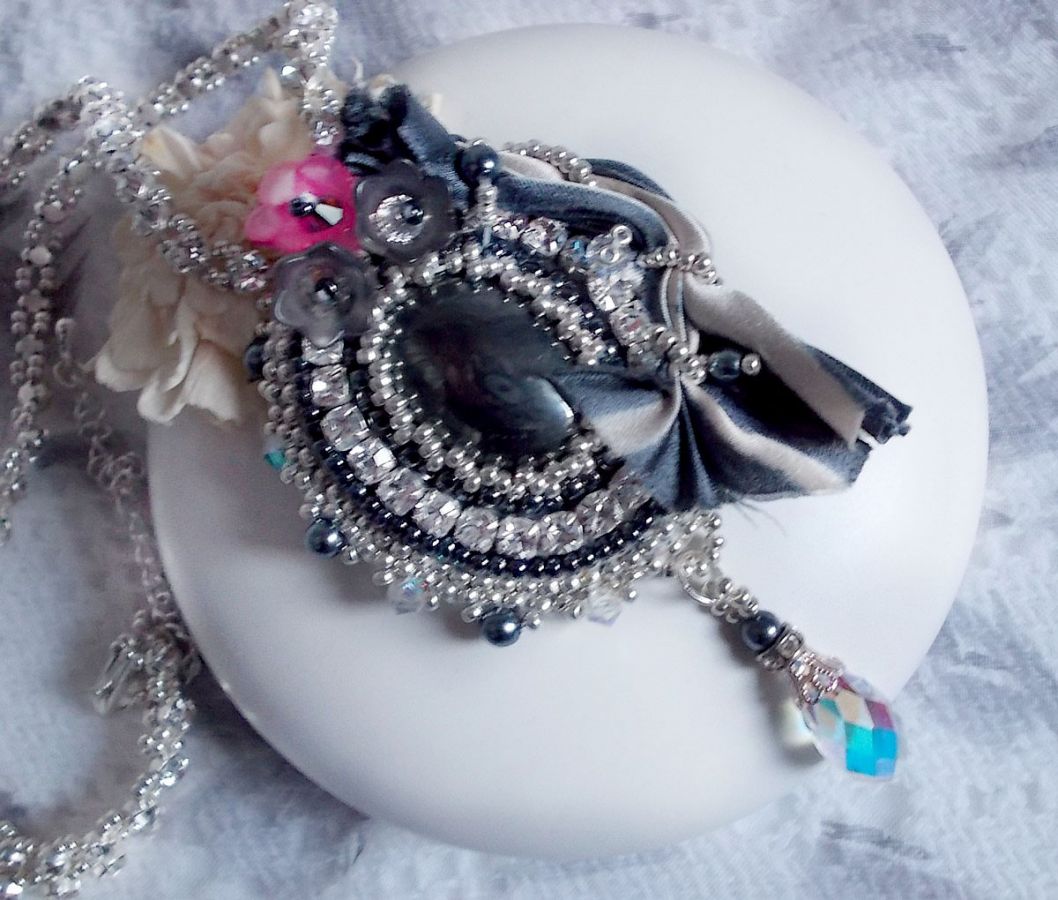 Collier R&ecirc;ves d'un Soir cr&eacute;e avec un ruban de Soie Gris et Blanc; des fleurs Lucite, des cristaux et des Rocailles 