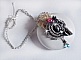 Collier R&ecirc;ves d'un Soir cr&eacute;e avec un ruban de Soie Gris et Blanc; des fleurs Lucite, des cristaux et des Rocailles 