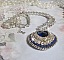 Collier Saphir Bleu brod&eacute; &agrave; l'aiguille avec un c&oelig;ur en cristal de Swarovski, rocailles argent&eacute;es Miyuki, strass, un fermoir et une cha&icirc;nette d'extension en argent 925/1000. Un voyage si lointain.