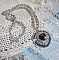 Collier Saphir Bleu brod&eacute; &agrave; l'aiguille avec un c&oelig;ur en cristal de Swarovski, rocailles argent&eacute;es Miyuki, strass, un fermoir et une cha&icirc;nette d'extension en argent 925/1000. Un voyage si lointain.
