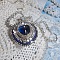 Collier Saphir Bleu brod&eacute; &agrave; l'aiguille avec un c&oelig;ur en cristal de Swarovski, rocailles argent&eacute;es Miyuki, strass, un fermoir et une cha&icirc;nette d'extension en argent 925/1000. Un voyage si lointain.