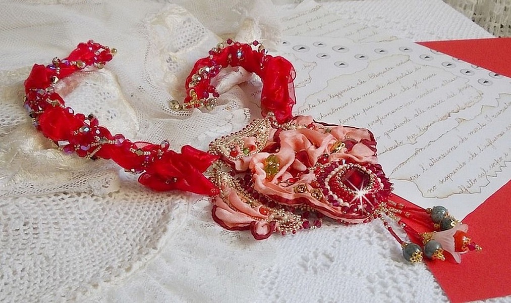 Collier plastron Secret Oriental brod&eacute; avec un cabochon en verre tr&egrave;s ancien et des toupies en cristal de Swarovski