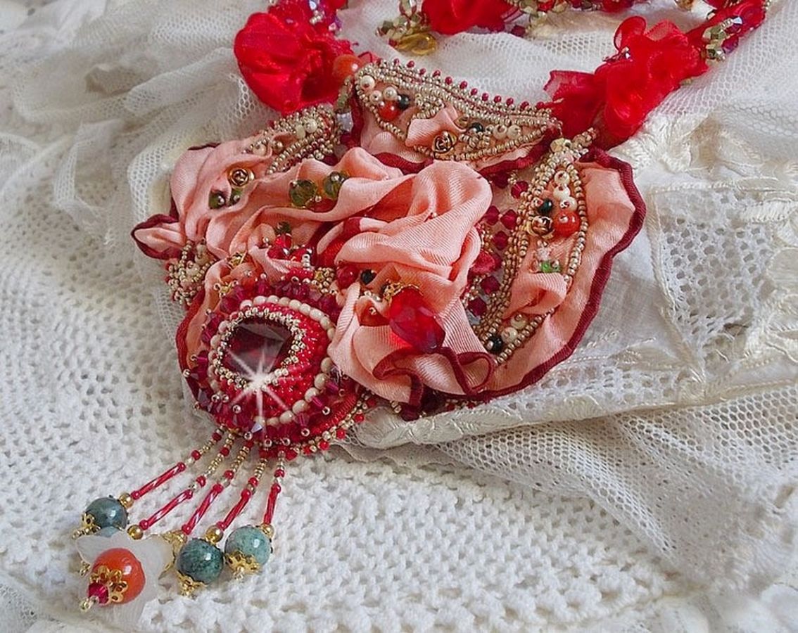 Collier plastron Secret Oriental brod&eacute; avec un cabochon en verre tr&egrave;s ancien et des toupies en cristal de Swarovski