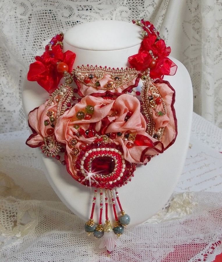 Collier plastron Secret Oriental brod&eacute; avec un cabochon en verre tr&egrave;s ancien et des toupies en cristal de Swarovski
