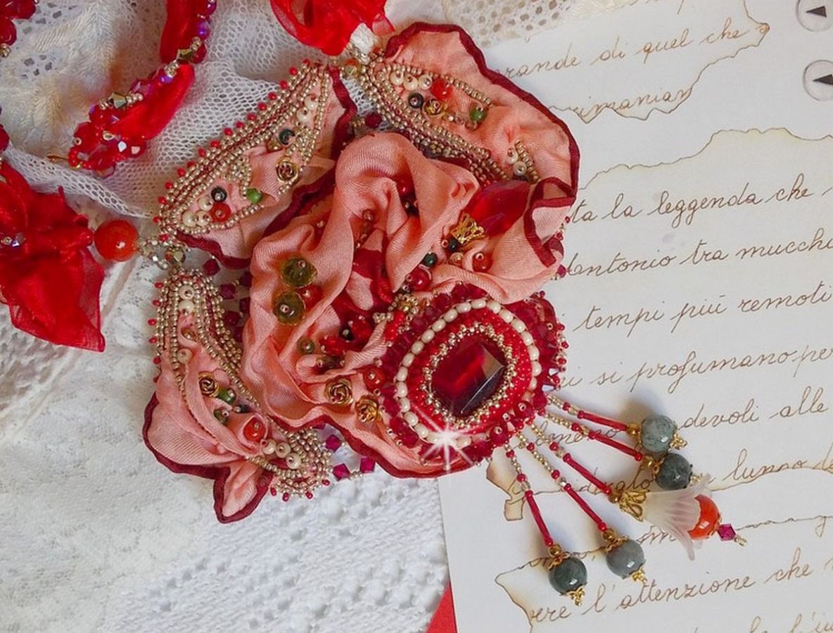 Collier plastron Secret Oriental brod&eacute; avec un cabochon en verre tr&egrave;s ancien et des toupies en cristal de Swarovski