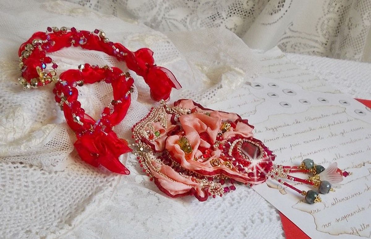 Collier plastron Secret Oriental brod&eacute; avec un cabochon en verre tr&egrave;s ancien et des toupies en cristal de Swarovski