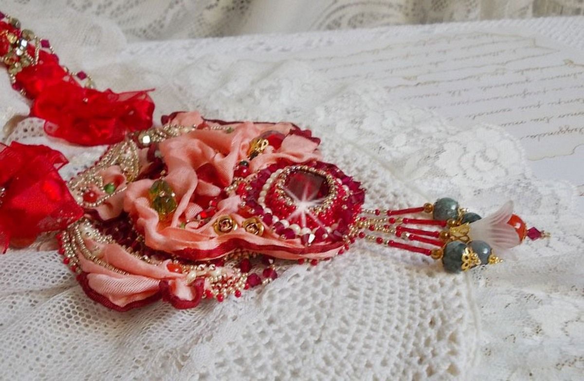 Collier plastron Secret Oriental brod&eacute; avec un cabochon en verre tr&egrave;s ancien et des toupies en cristal de Swarovski