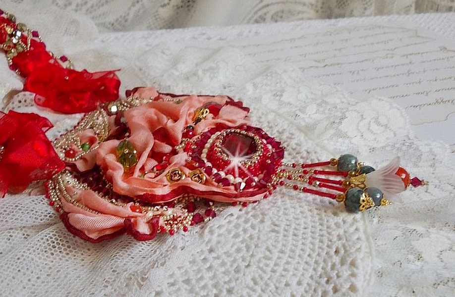 Collier plastron Secret Oriental brod&eacute; avec un cabochon en verre tr&egrave;s ancien et des toupies en cristal de Swarovski