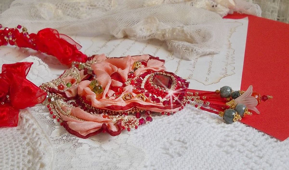 Collier plastron Secret Oriental brod&eacute; avec un cabochon en verre tr&egrave;s ancien et des toupies en cristal de Swarovski