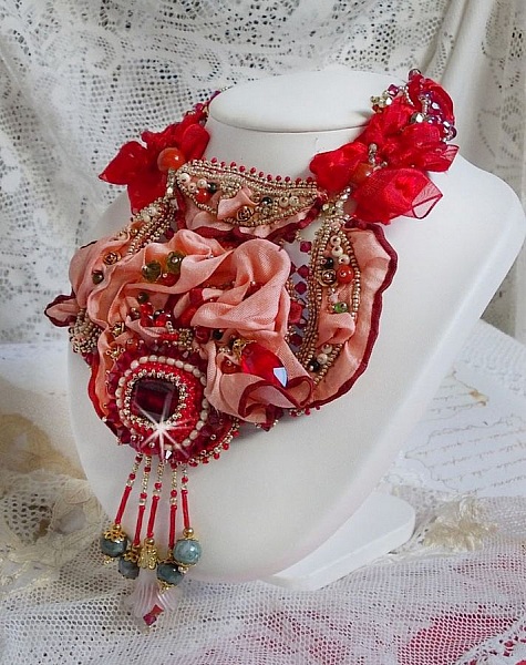 Collier plastron Secret Oriental brod&eacute; avec un cabochon en verre tr&egrave;s ancien et des toupies en cristal de Swarovski