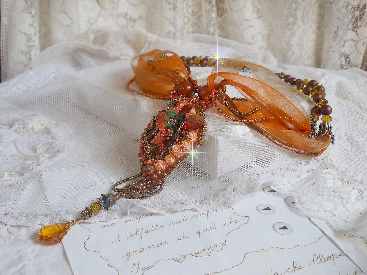 Collier Souffle d'Automne Ethnique tr&egrave;s chic brod&eacute; avec un cabochon des ann&eacute;es 1960 orn&eacute; de roses, perles rondes lisses, cristal, nacr&eacute;es, magiques, rubans organza, satin&eacute;s et rocailles