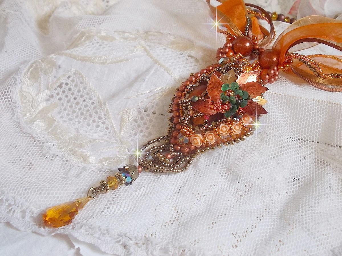 Collier Souffle d'Automne Ethnique tr&egrave;s chic brod&eacute; avec un cabochon des ann&eacute;es 1960 orn&eacute; de roses, perles rondes lisses, cristal, nacr&eacute;es, magiques, rubans organza, satin&eacute;s et rocailles