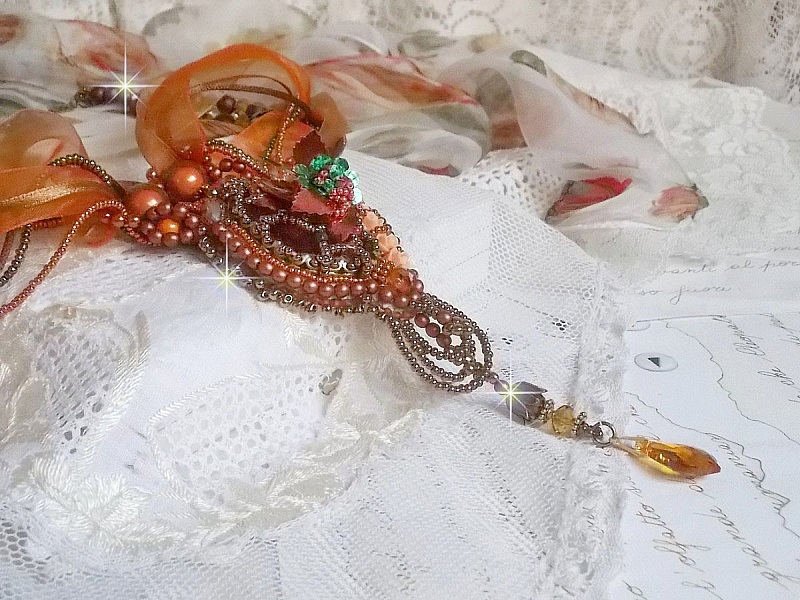 Collier Souffle d'Automne Ethnique tr&egrave;s chic brod&eacute; avec un cabochon des ann&eacute;es 1960 orn&eacute; de roses, perles rondes lisses, cristal, nacr&eacute;es, magiques, rubans organza, satin&eacute;s et rocailles