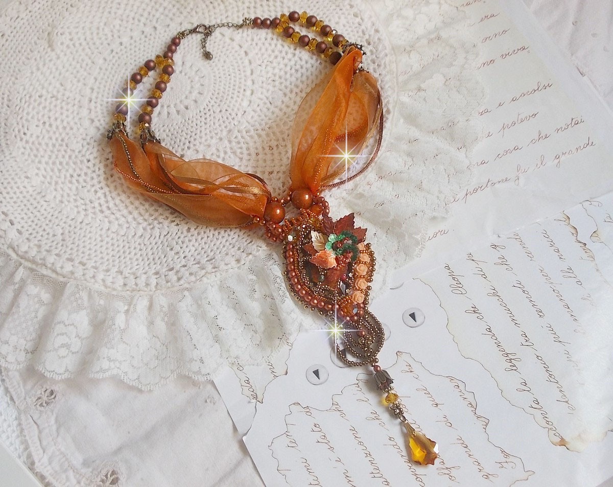 Collier Souffle d'Automne Ethnique tr&egrave;s chic brod&eacute; avec un cabochon des ann&eacute;es 1960 orn&eacute; de roses, perles rondes lisses, cristal, nacr&eacute;es, magiques, rubans organza, satin&eacute;s et rocailles