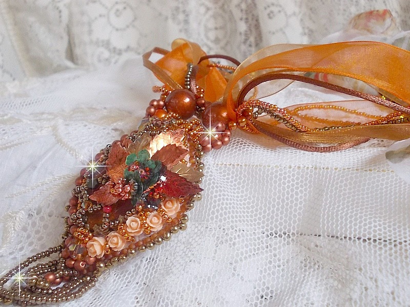 Collier Souffle d'Automne Ethnique tr&egrave;s chic brod&eacute; avec un cabochon des ann&eacute;es 1960 orn&eacute; de roses, perles rondes lisses, cristal, nacr&eacute;es, magiques, rubans organza, satin&eacute;s et rocailles