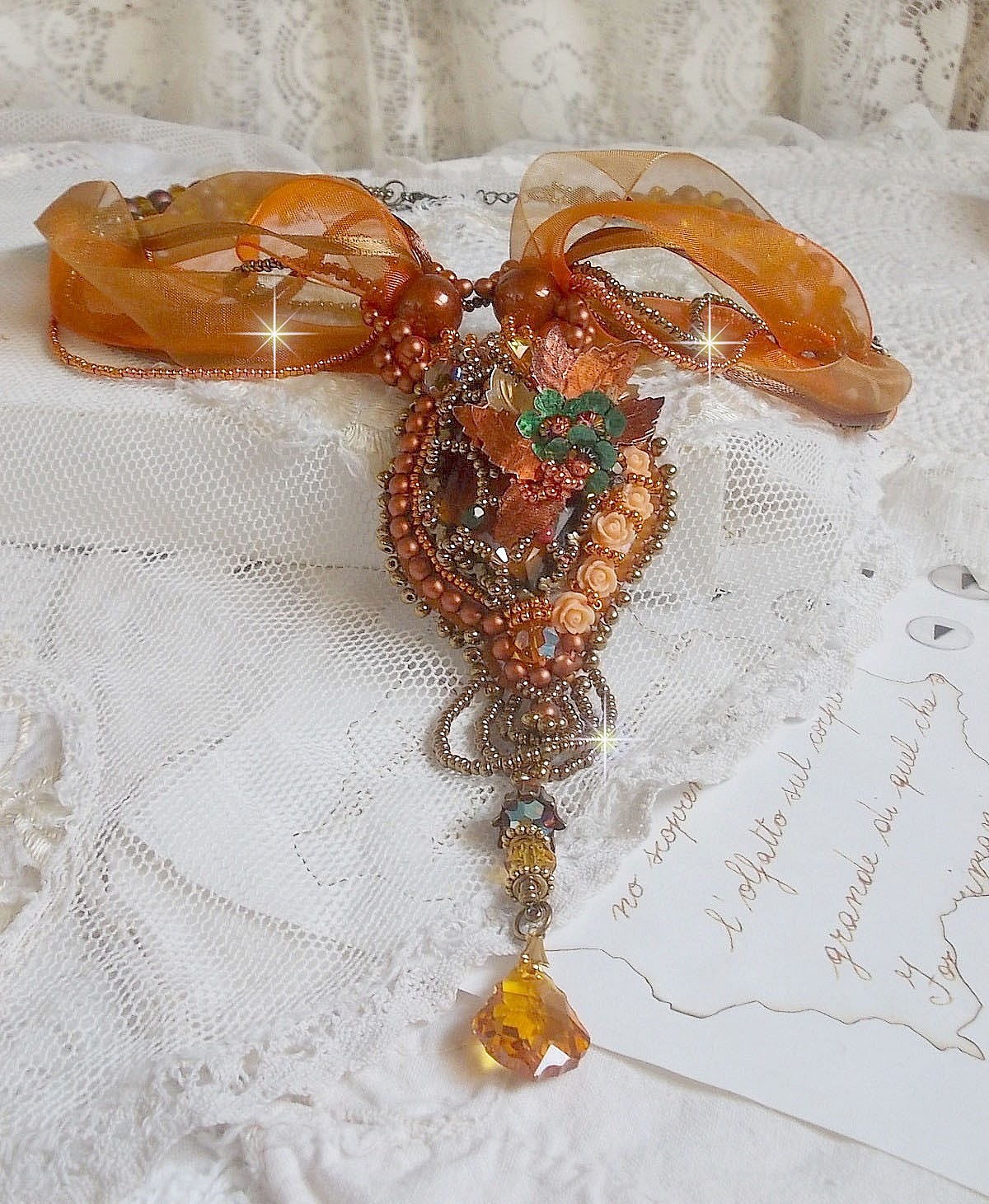 Collier Souffle d'Automne Ethnique tr&egrave;s chic brod&eacute; avec un cabochon des ann&eacute;es 1960 orn&eacute; de roses, perles rondes lisses, cristal, nacr&eacute;es, magiques, rubans organza, satin&eacute;s et rocailles