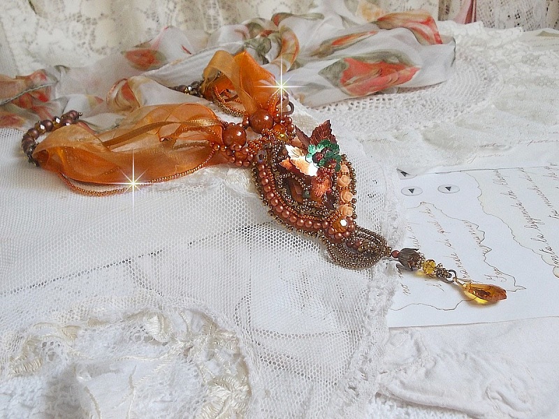 Collier Souffle d'Automne Ethnique tr&egrave;s chic brod&eacute; avec un cabochon des ann&eacute;es 1960 orn&eacute; de roses, perles rondes lisses, cristal, nacr&eacute;es, magiques, rubans organza, satin&eacute;s et rocailles
