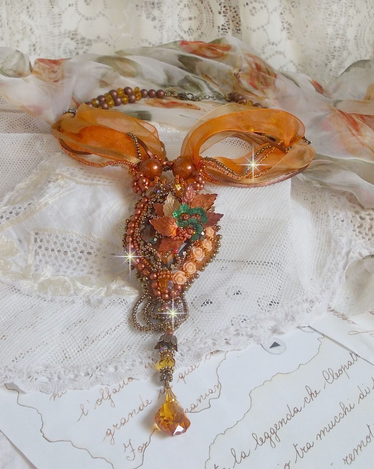 Collier Souffle d'Automne Ethnique tr&egrave;s chic brod&eacute; avec un cabochon des ann&eacute;es 1960 orn&eacute; de roses, perles rondes lisses, cristal, nacr&eacute;es, magiques, rubans organza, satin&eacute;s et rocailles