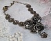 Collier Steampunk Queen cr&eacute;e avec des roses en porcelaine noire et marron, des cabochons en cristal et des accessoires de couleur Bronze