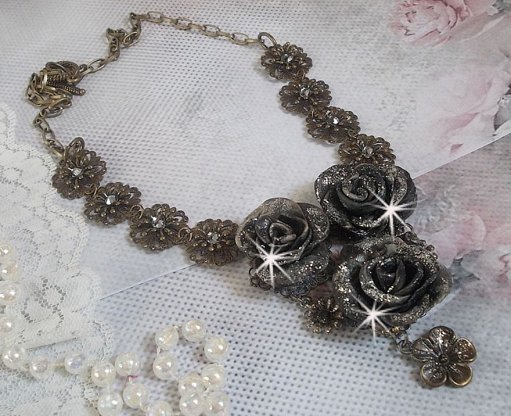 Collier Steampunk Queen cr&eacute;e avec des roses en porcelaine noire et marron, des cabochons en cristal et des accessoires de couleur Bronze