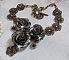 Collier Steampunk Queen cr&eacute;e avec des roses en porcelaine noire et marron, des cabochons en cristal et des accessoires de couleur Bronze