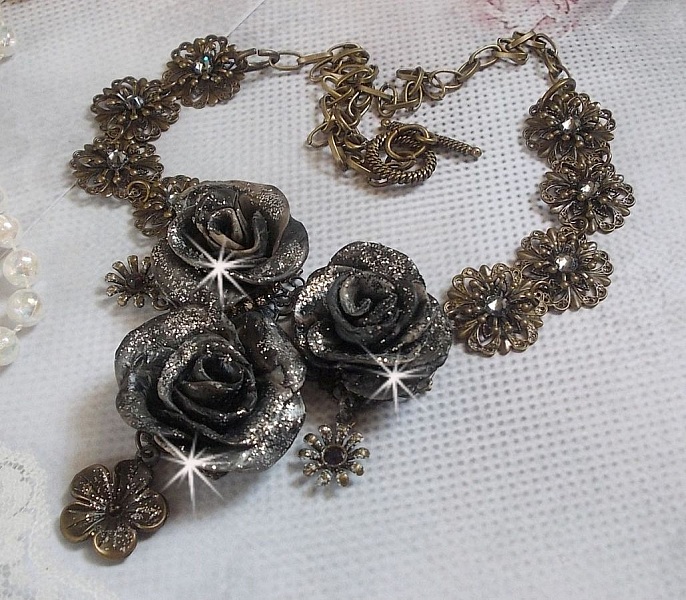 Collier Steampunk Queen cr&eacute;e avec des roses en porcelaine noire et marron, des cabochons en cristal et des accessoires de couleur Bronze