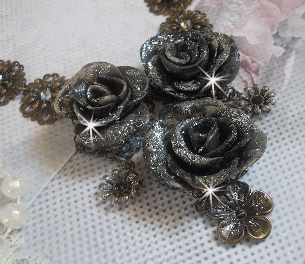 Collier Steampunk Queen cr&eacute;e avec des roses en porcelaine noire et marron, des cabochons en cristal et des accessoires de couleur Bronze