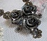 Collier Steampunk Queen cr&eacute;e avec des roses en porcelaine noire et marron, des cabochons en cristal et des accessoires de couleur Bronze